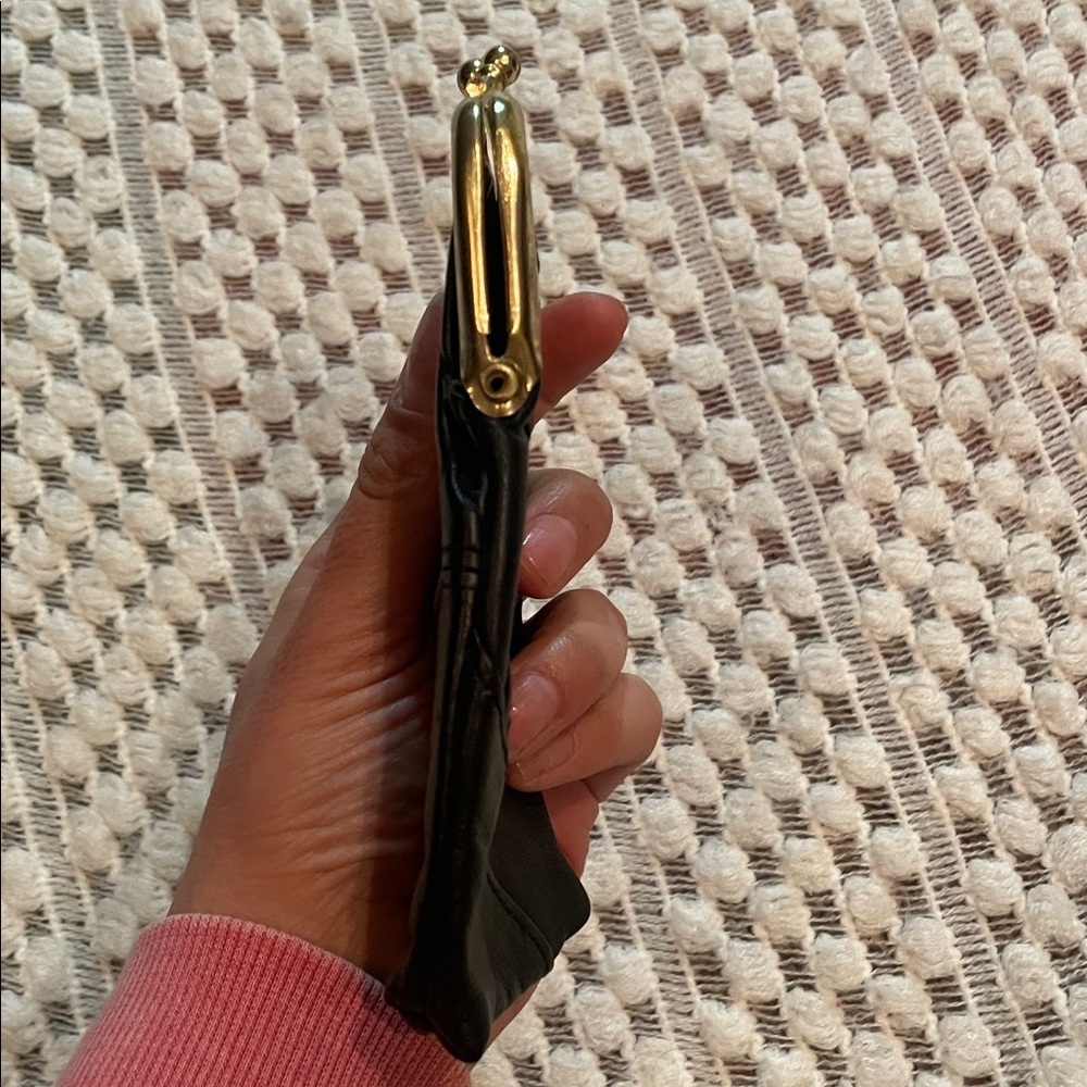 NWOT Vintage Black Leather Coin/Cigarette Purse with Gold Kiss Lock Closure. - Picture 6 of 12
